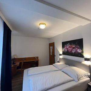 Zimmer mit Kingsize-Bett